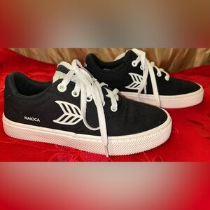 Cariuma NAIOCA Men's Size 6.5 Women’s 8 Black Canvas with Off-White Logo Sneaker